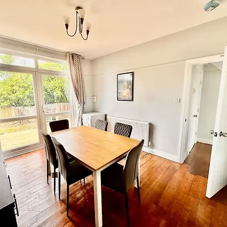 5 Bed Property In Se12 London Exterior photo