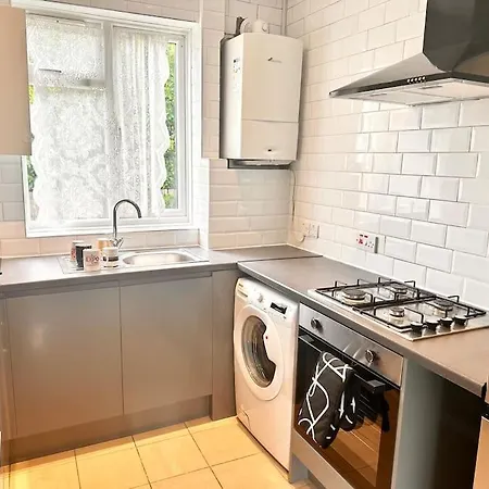 5 Bed Property In Se12 London Exterior photo